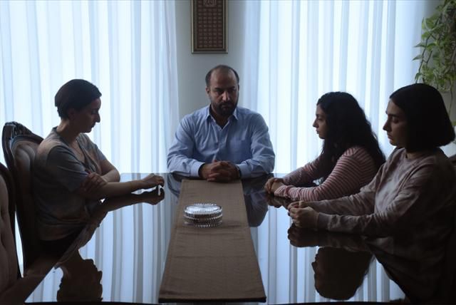 화목했던 가족은 히잡 시위가 발생하자 순식간에 남보다 못한 관계가 된다. 그린나래미디어 제공