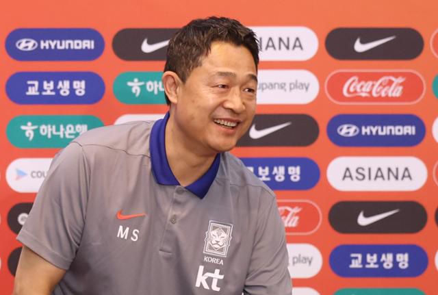 이민성 대한민국 22세 이하(U-22) 축구대표팀 감독이 4일 강원 원주시 인터불고 호텔에서 열린 취임 기자회견에서 소감을 밝히고 있다. 연합뉴스이민성 대한민국 22세 이하(U-22) 축구대표팀 감독이 4일 강원 원주시 인터불고 호텔에서 열린 취임 기자회견에서 소감을 밝히고 있다. 연합뉴스