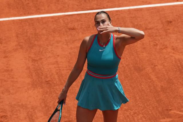 아리나 사발렌카가 프랑스오픈 여자 단식 8강전에서 정친원을 꺾은 후 손 키스 세리머니를 하고 있다. 파리=AP 뉴시스