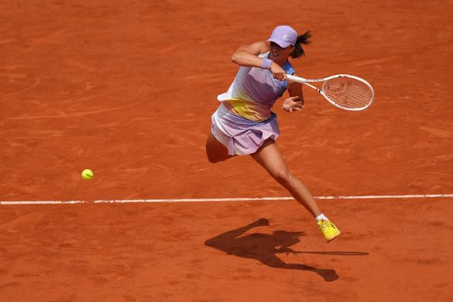 이가 시비옹테크가 프랑스오픈 여자 단식 8강전에서 엘리나 스비톨리나와 경기하고 있다. 파리=AP 뉴시스