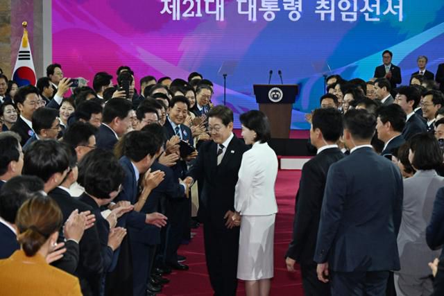 이재명 대통령이 4일 제21대 대통령 취임선서를 위해 김혜경 여사와 국회 로텐더홀에 입장하며 참석자들과 인사를 나누고 있다. 뉴스1