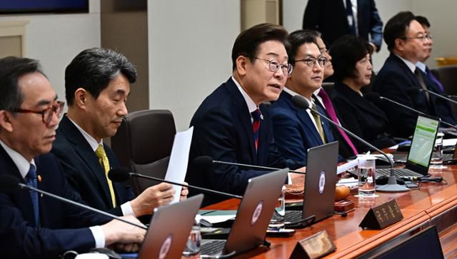 이재명 대통령이 5일 서울 용산 대통령실 청사에서 취임 후 열린 첫 국무회의에서 발언하고 있다. 옆에는 윤석열 정부에서 임명된 장관들이 어색한 표정으로 참석해 있다. 왕태석 선임기자