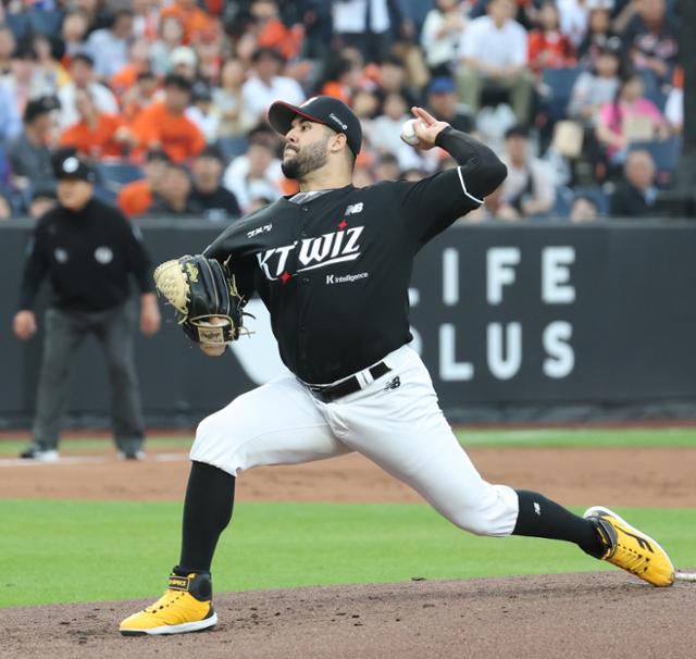 KT 선발 엔마누엘 데 헤이수스가 5일 한화전에서 역투하고 있다. 대전=뉴스1