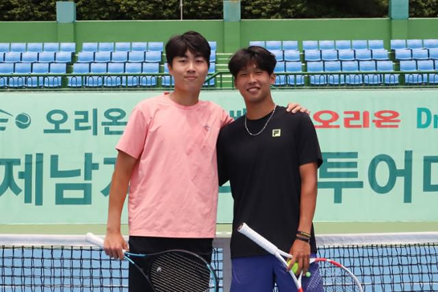 노호영(왼쪽)과 김장준이 2일 경남 창원에서 열린 '2025 ITF 오리온닥터유배 창원국제남자테니스 투어대회' 메인 코트에서 포즈를 취하고 있다. 오리온테니스단 제공