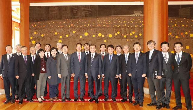 문재인 대통령과 국무위원들이 2017년 11월 21일 취임 195일 만에 조각 작업을 마치며 ‘완전체’ 내각 국무회의에 참석한 국무위원들과 기념촬영을 하고 있다. 한국일보 자료사진