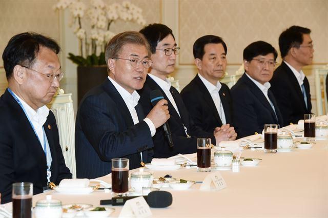 문재인 대통령이 취임 16일째인 2017년 5월 26일 청와대에서 열린 박근혜 정부의 국무위원들과 오찬 간담회에서 인사말을 하고 있다. 한국일보 자료사진