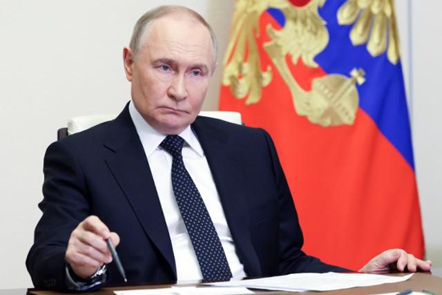 블라디미르 푸틴 러시아 대통령이 4일 러시아 노보오가료보 관저에서 화상으로 정부 회의를 주재하고 있다. 크렘린궁 제공, 노보오가료보=스푸트니크 AP 연합뉴스