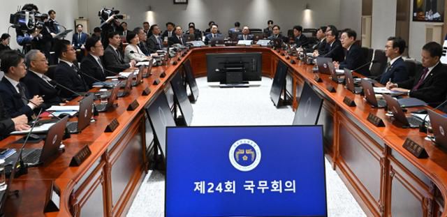 이재명 대통령이 5일 서울 용산 대통령실 청사에서 취임 후 열린 첫 국무회의를 주재하고 있다. 제24회 국무회의는 올해 열린 국무회의 차수를 나타낸다. 왕태석 선임기자