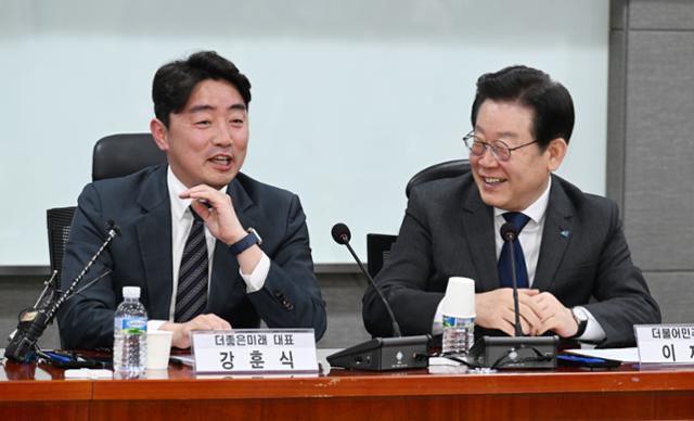 2023년 3월 15일 당시 이재명 더불어민주당 대표가 국회에서 열린 당내 최대계파 '더좋은미래' 의원들과의 간담회에 참석해 강훈식 대표와 대화하고 있다. 고영권 기자