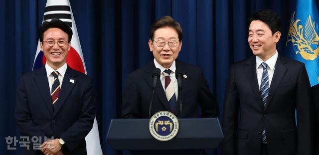 이재명 대통령이 4일 서울 용산 대통령실 청사에서 인선을 발표하고 있다. 왼쪽부터 김민석 국무총리 후보자, 이 대통령, 강훈식 대통령비서실장. 왕태석 선임기자