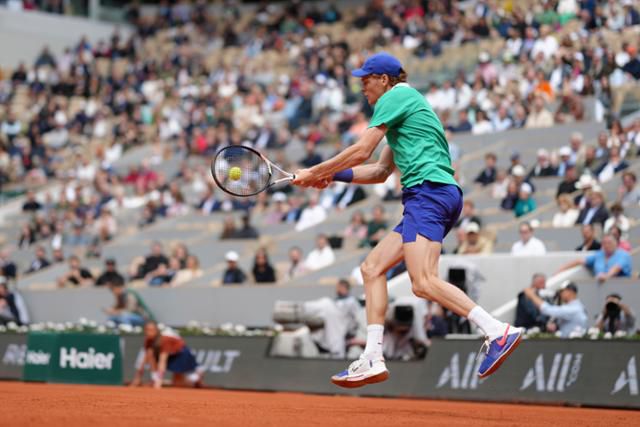 얀니크 신네르가 프랑스오픈 남자 단식 8강전에서 알렉산드르 부블리크와 경기하고 있다. 파리=AP 뉴시스