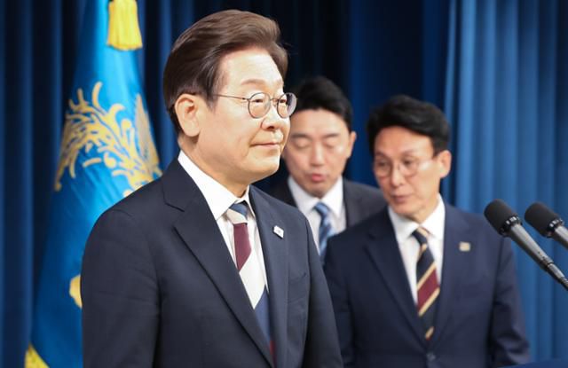 이재명 대통령이 4일 서울 용산구 대통령실 청사 브리핑룸에서 국무총리와 국정원장, 대통령비서실장 등 인선발표를 하기 위해 입장하고 있다. 뉴스1