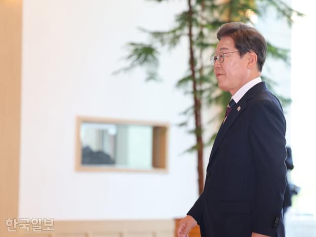 이재명 대통령이 4일 서울 용산 대통령실에 도착해 집무실로 이동하고 있다. 왕태석 선임기자