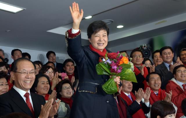 제18대 대통령 선거일인 19일 당선이 확정된 새누리당 ○○○ 후보가 여의도 당사 2층 상황실에서 취재진을 향해 손을 들어 인사하고 있다. 오대근 기자