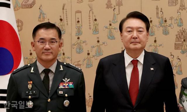 윤석열 전 대통령이 2023년 11월 6일 서울 용산 대통령실 청사에서 열린 중장 진급 보직 신고 및 삼정검 수치 수여식에서 여인형(왼쪽) 전 국군방첩사령관에게 수치를 수여한 뒤 기념 촬영을 하고 있다. 서재훈 기자