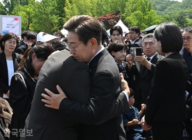 이재명 대통령이 6일 서울 동작구 국립서울현충원에서 열린 제70회 현충일 추념식에서 해상초계기 순직 군인인 고 이태훈 소령의 아버지를 위로하고 있다. 왕태석 선임기자