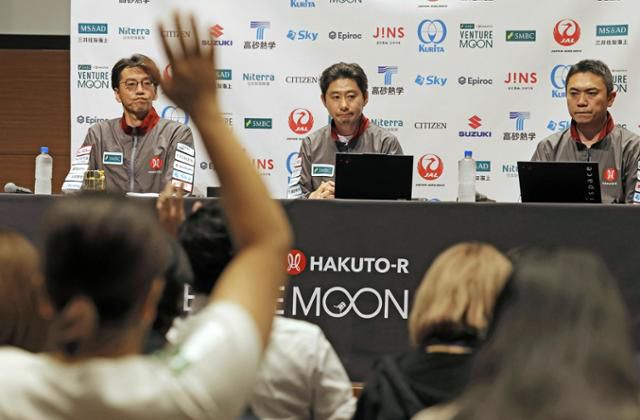 하카마다 다케시(가운데) 아이스페이스 최고경영자가 6일 일본 도쿄에서 열린 두 번째 달 탐사 미션 종료 보고 언론 브리핑에서 취재진의 질문에 답하고 있다. AP