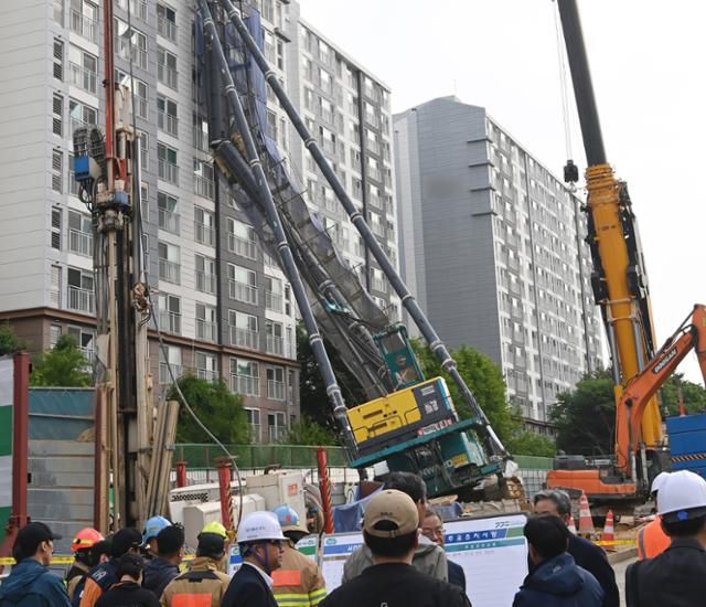 6일 경기 용인시 기흥구 서천동 인덕원~동탄 복선전철 공사 현장에서 천공기가 15층 높이 아파트 벽면에 기댄 모습으로 쓰러져 있다. 뉴시스
