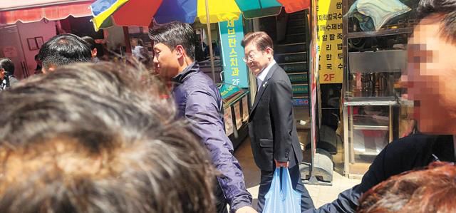 6일 이재명 대통령이 서울 동작구 사당동 남성시장에서 장을 보고 있다. 독자 제공6일 이재명 대통령이 서울 동작구 사당동 남성시장에서 장을 보고 있다. 독자 제공