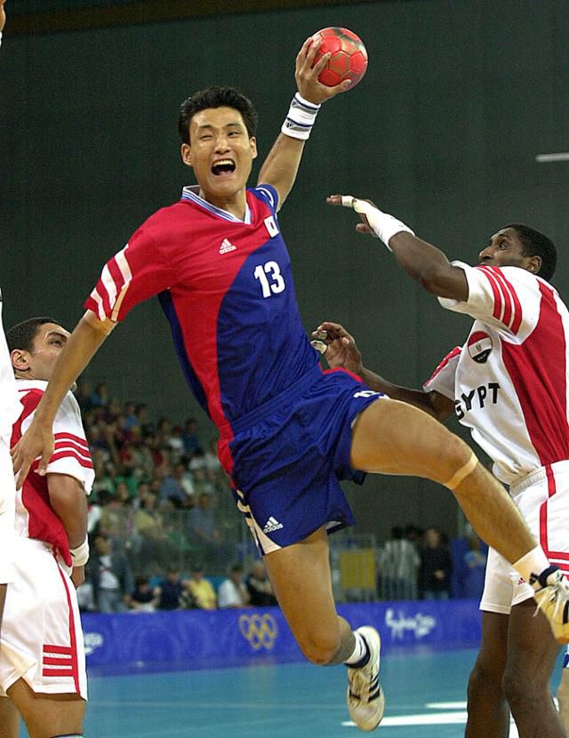 가슴에 태극마크를 단 윤경신(가운데)이 2000 시드니 올림픽 당시 이집트 수비수들 사이를 비집고 강력한 점프 슛을 시도하고 있다. 한국일보 자료사진