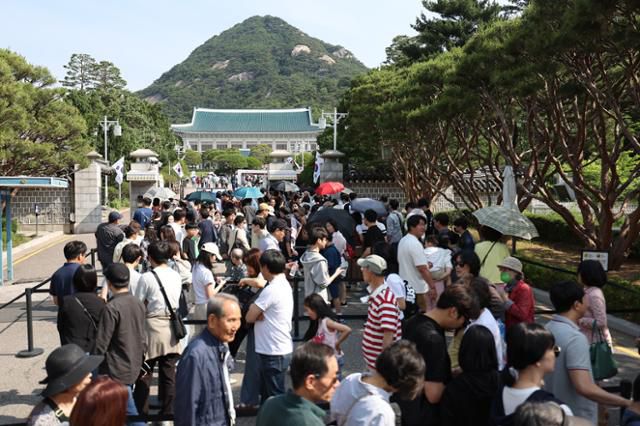 현충일인 6일 서울 종로구 청와대 앞에서 시민들이 입장을 기다리고 있다. 연합뉴스