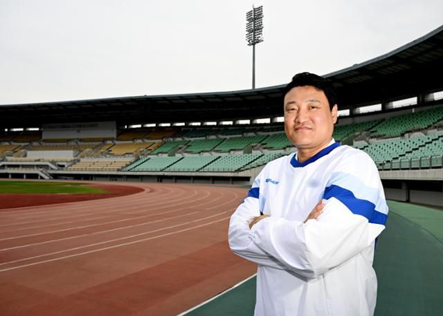 윤경신 두산핸드볼팀 감독이 2일 경기 의정부종합운동장에서 본보와 인터뷰를 하기 전 포즈를 취하고 있다. 왕태석 선임기자