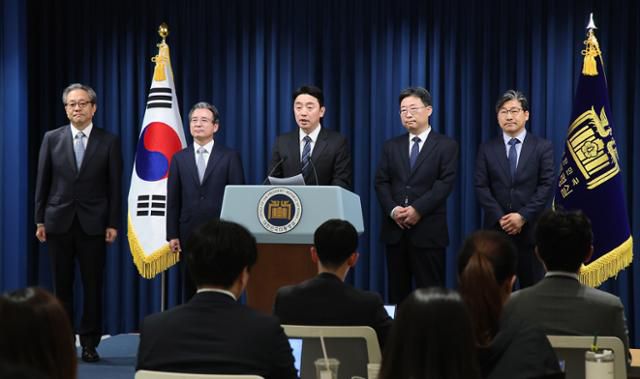 강훈식(왼쪽 세 번째) 대통령 비서실장이 6일 서울 용산 대통령실 청사에서 대통령실 수석비서관 인선을 발표하고 있다. 왼쪽부터 문진영 사회수석비서관, 김용범 정책실장, 강 비서실장, 하준경 경제성장수석, 류덕현 재정기획보좌관. 왕태석 선임기자