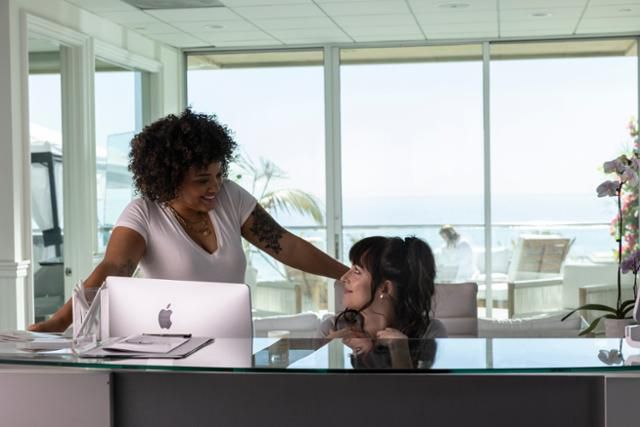 루시는 새로 들어온 직장 동료를 통해 자신이 이성보다 동성을 더 좋아하는지 모른다고 생각한다. HBO 제공