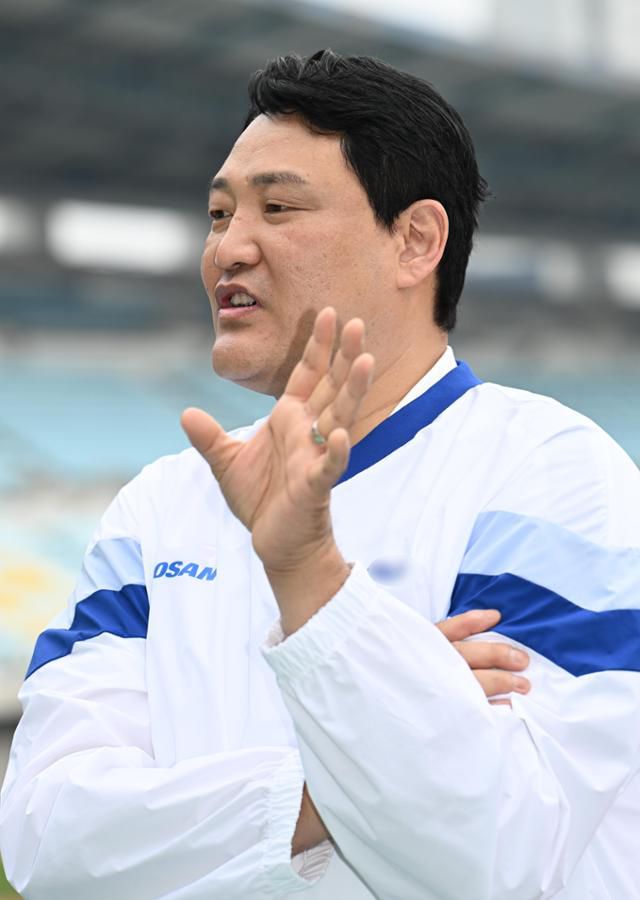 윤경신 감독이 2일 경기 의정부종합운동장에서 본보와 인터뷰를 하고 있다. 왕태석 선임기자