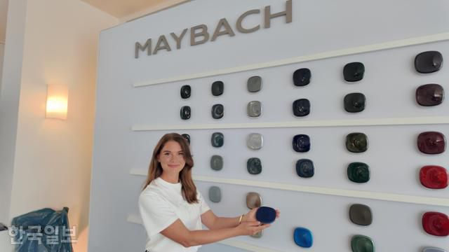 올리비아 볼파트 마누팍투어 세일즈 담당자가 4월 30일 스페인 이비자 인근에 위치한 타고마고섬에서 마누팍투어를 설명하고 있다. 타고마고=오지혜 기자