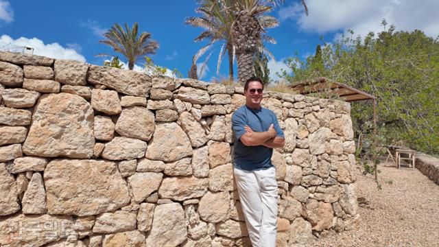 고든 바그너 메르세데스-벤츠 최고디자인책임자(CDO)가 4월 29일 스페인 이비사의 한 레스토랑에서 인터뷰를 한 뒤 포즈를 취하고 있다. 이비사=오지혜 기자