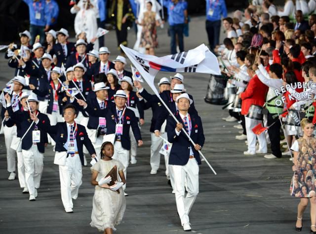 윤경신(맨 앞)이 2012년 7월 29일(한국시간) 영국 런던 올림픽파크 메인스타디움에서 열린 런던 올림픽의 개막식에 한국 대표팀의 기수로 태극기를 들고 입장하고 있다. 한국일보 자료 사진