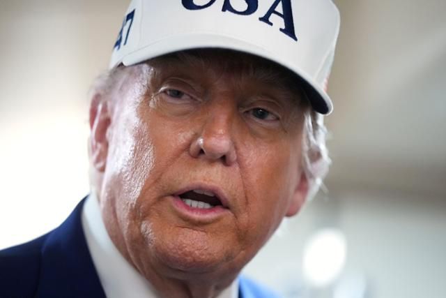 도널드 트럼프 미국 대통령이 6일 뉴저지주 모리스타운으로 이동하는 대통령 전용기(에어포스 원)에서 취재진 질문에 답하고 있다. AP 연합뉴스