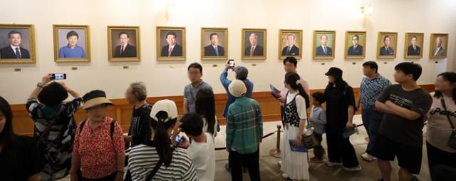 6일 청와대 본관이 관람객으로 붐비고 있다. 연합뉴스