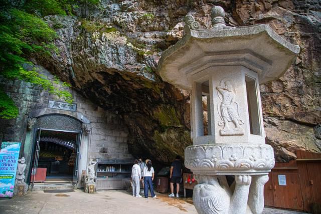 동두천시 자재암의 동굴 나한전. 원효대사의 흔적이 곳곳에 있다.