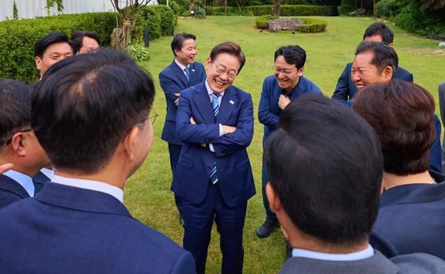 이재명 대통령이 지난 7일 서울 한남동 관저에서 만찬에 참석한 더불어민주당 1·2기 지도부 등 의원들과 대화하고 있다. 뉴스1