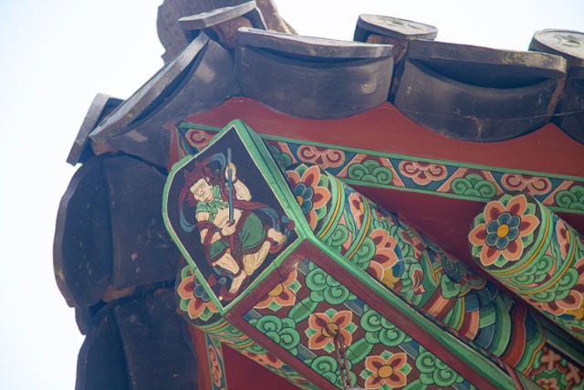 안성시 청룡사. 특이하게 대웅전 네 귀퉁이에 금강역사 그림이 있다.