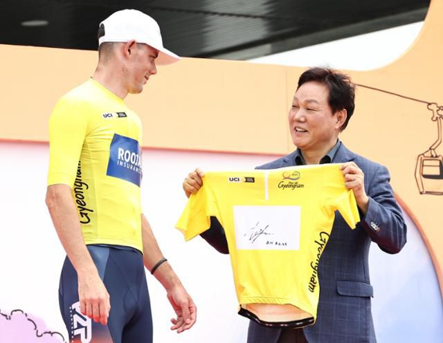 8일 경남도청 광장에서 열린 '투르 드 경남 2025종합 시상식에서 박완수(오른쪽)경남지사가 '개인종합 우승을 차지한 호주 호킨스 딜런(오른쪽)순수에게 엘로우 저지(Yellow Jersey) 를 수여하고 있다. 경남도 제공
