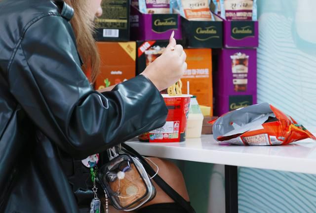 서울 시내 한 편의점에서 시민이 라면과 과자, 음료 등을 먹고 있다. 연합뉴스