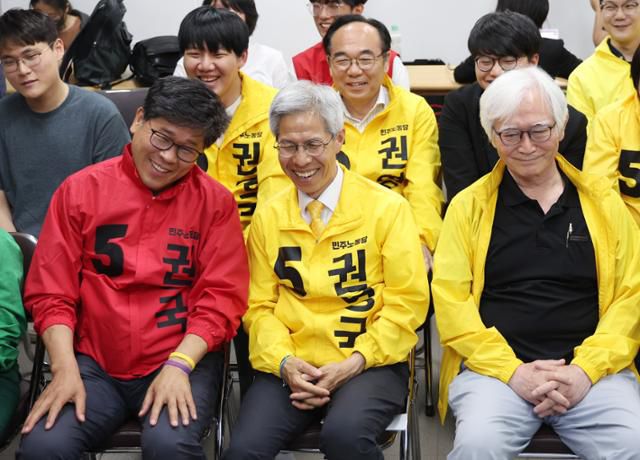 권영국(앞줄 가운데) 민주노동당 대선 후보가 3일 서울 구로구 민노당 당사에 마련된 선거캠프에서 제21대 대선 출구조사 결과를 지켜보며 미소 짓고 있다. 뉴시스