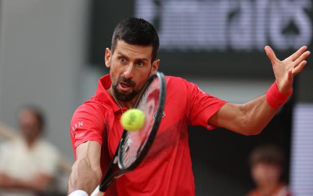 노바크 조코비치(세르비아)가 6일 프랑스 파리 롤랑가로스에서 열린 프랑스오픈 남자 단식 준결승에서 얀니크 신네르(이탈리아)를 상대로 백핸드를 치고 있다. 조코비치는 이날 신네르에게 패한 뒤 은퇴를 시사했다. 파리=UPI 연합뉴스