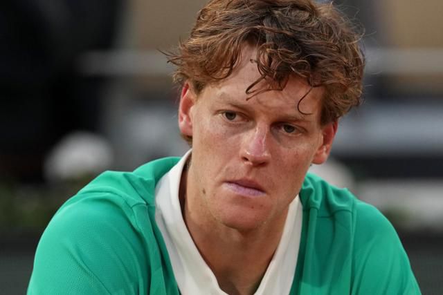 얀니크 신네르(이탈리아) 8일(현지시간) 프랑스 파리 롤랑가로스에서 열린 프랑스오픈 남자 단식 결승에서 카를로스 알카라스(스페인)에 패한 뒤 눈물을 흘리고 있다. 파리=AP 연합뉴스