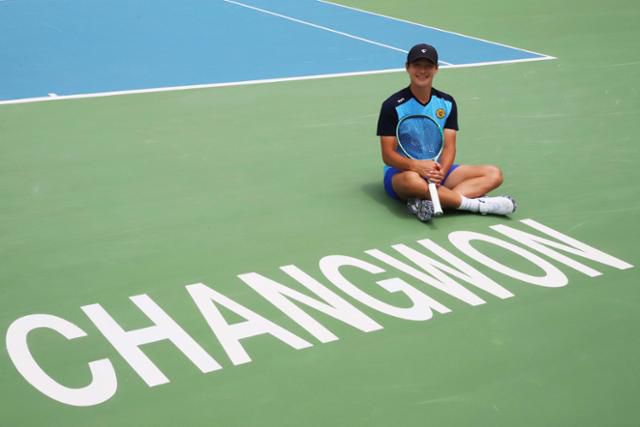 권순우가 2일 경남 창원에서 열린 '2025 국제테니스연맹(ITF) 오리온닥터유배 창원국제남자테니스 투어대회' 메인 코트에서 포즈를 취하고 있다. 오리온 테니스단 제공