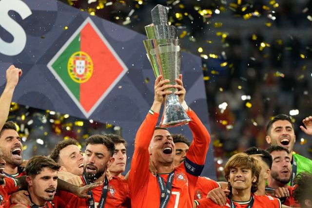 포르투갈의 주장 크리스티아누 호날두가 9일(한국시간) 독일 뮌헨의 알리안츠 아레나에서 열린 스페인과의 2024~25시즌 유럽축구연맹(UEFA) 네이션스리그(UNL) 결승에서 우승한 뒤 트로피를 들어 올리고 있다. 뮌헨=AP 연합뉴스