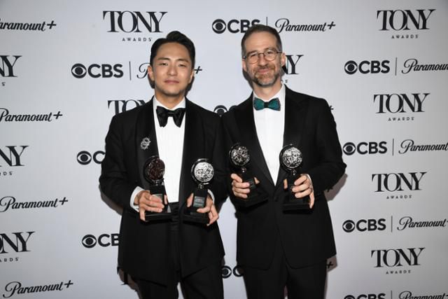 박천휴(왼쪽) 작가와 작곡가 윌 애런슨이 8일 미국 뉴욕 라디오시티 뮤직홀에서 열린 제78회 토니상 시상식에서 '어쩌면 해피엔딩'(Maybe Happy Ending)으로 극본상과 음악상을 받은 후 기념 촬영하고 있다. 뉴욕=AP 뉴시스