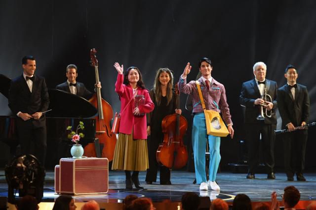 뮤지컬 '메이비 해피엔딩'팀이 8일 미국 뉴욕 라디오시티 뮤직홀에서 열린 제78회 토니상 시상식에서 공연의 일부를 시연하고 있다. 뉴욕=로이터 연합뉴스