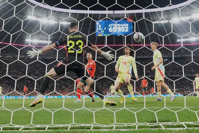 크리스티아누 호날두가 9일(한국시간) 독일 뮌헨의 알리안츠 아레나에서 열린 스페인과의 2024~25시즌 유럽축구연맹(UEFA) 네이션스리그(UNL) 결승전에서 2-1로 뒤지던 후반 동점골을 넣고 있다. 뮌헨=AP 연합뉴스