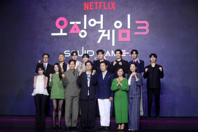 황동혁 감독을 비롯한 출연자들이 9일 오전 서울 용산구 드래곤시티에서 열린 넷플릭스 시리즈 오징어게임 시즌3(감독 황동혁) 제작발표회에서 포즈를 취하고 있다. 뉴시스