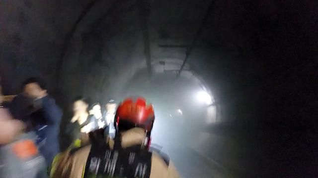 지난달 31일 서울 지하철 5호선 마포역~여의나루역 구간을 지나는 열차에서 방화로 인한 화재가 발생해 소방대원들이 급히 출동하고 있다. 영등포소방서 제공