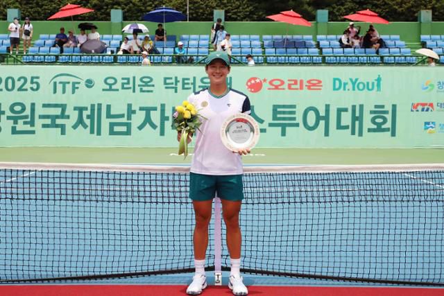 권순우가 8일 경남 창원에서 열린 '2025 국제테니스연맹(ITF) 오리온닥터유배 창원국제남자테니스 투어대회' 단식 결승에서 우승한 뒤 기념 촬영을 하고 있다. 오리온 테니스단 제공